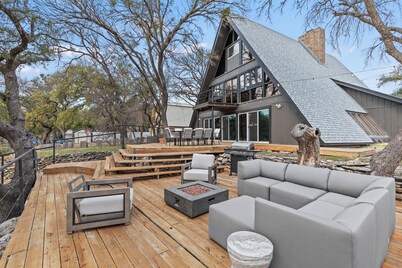 Lakefront property - 2.4 miles from the Hideout