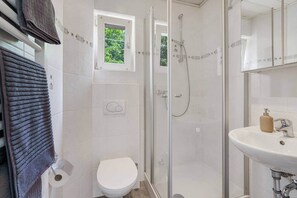 Suihku, hiustenkuivaaja, pyyhkeet