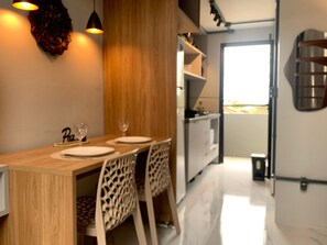 Basic Apartment | Dining - Lofts completos e modernos em Jaguaruna a 50m da Praia - PLO (Jaguaruna)
