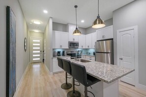 Private kitchen - Fab Duplex! Room for 12, NRG, DTWN, Med Ctr (Houston)