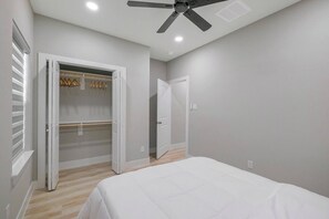 6 slaapkamers, een strijkplank/strijkijzer, wifi, beddengoed