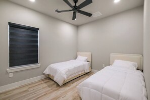 6 chambres, fer et planche à repasser, Wi-Fi, draps fournis