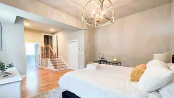 4 habitaciones, escritorio y tabla de planchar con plancha