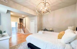 4 soveværelser, skrivebord, strygejern/strygebræt, weekendseng