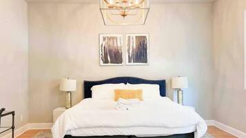 4 間睡房、書桌、熨斗/熨衫板、可攜式嬰兒床