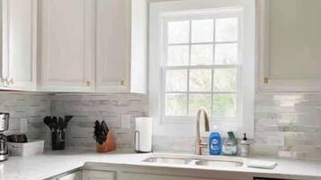 Coffee/tea maker, fridge, microwave, oven