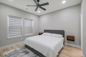 3 chambres, fer et planche à repasser, Wi-Fi, draps fournis