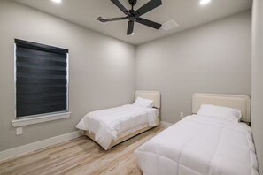 3 chambres, fer et planche à repasser, Wi-Fi, draps fournis