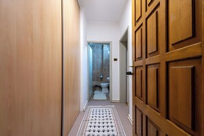 Secadora de cabello, toallas, jabón, papel de baño 