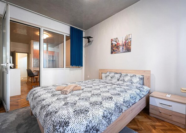 Iron/ironing board, internet, bed sheets