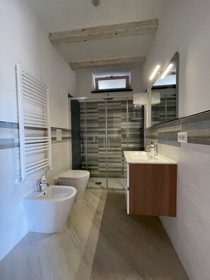 Douche, sĂšche-cheveux, bidet, serviettes fournies