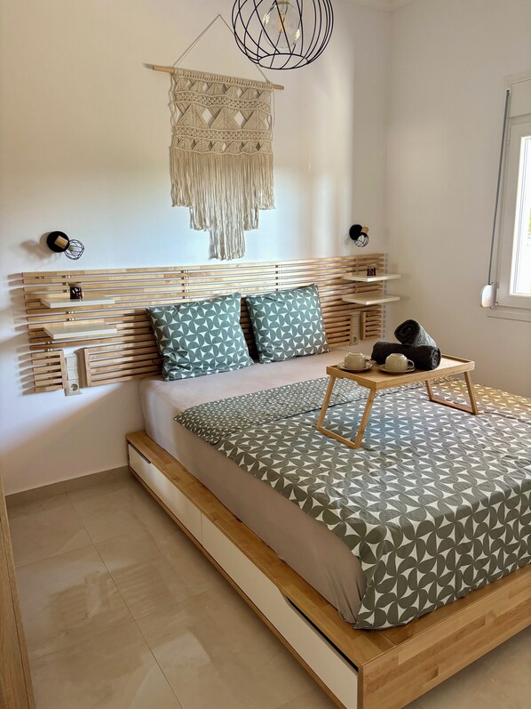 2 bedrooms, iron/ironing board, WiFi, bed sheets