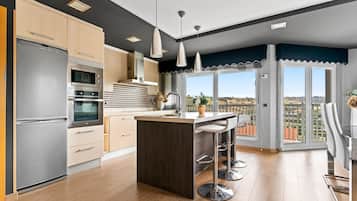 Réfrigérateur, four à micro-ondes, un four, surface de cuisson