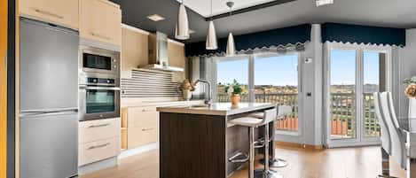 Réfrigérateur, four à micro-ondes, un four, surface de cuisson