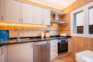 Microondas, horno, placa de cocina, lavavajillas
