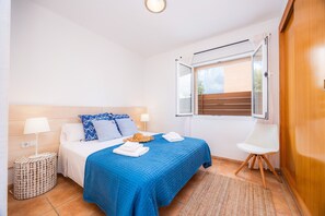 4 habitaciones, tabla de planchar con plancha, wifi y ropa de cama 