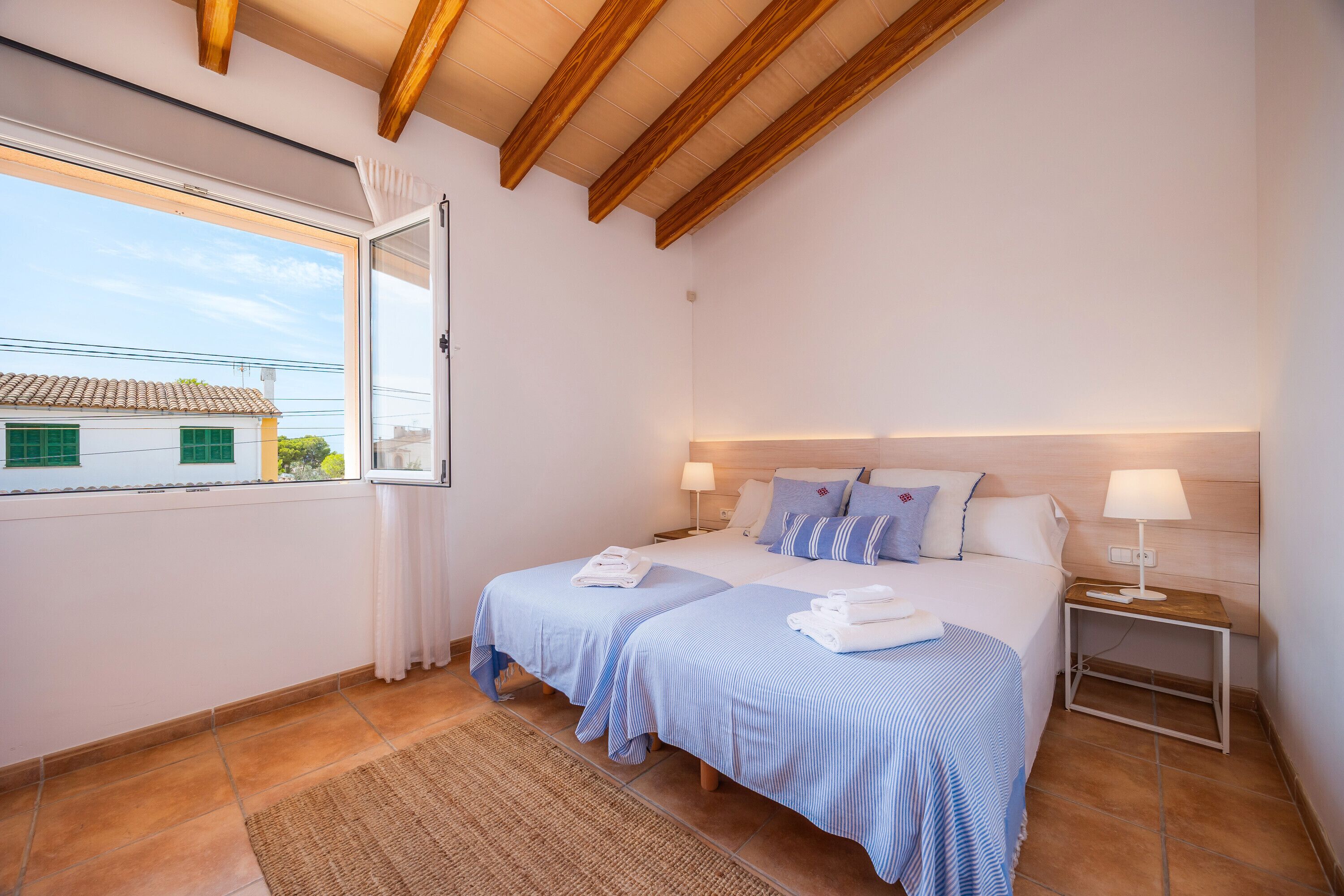 4 habitaciones, tabla de planchar con plancha, wifi y ropa de cama 