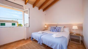 4 habitaciones, tabla de planchar con plancha, wifi y ropa de cama