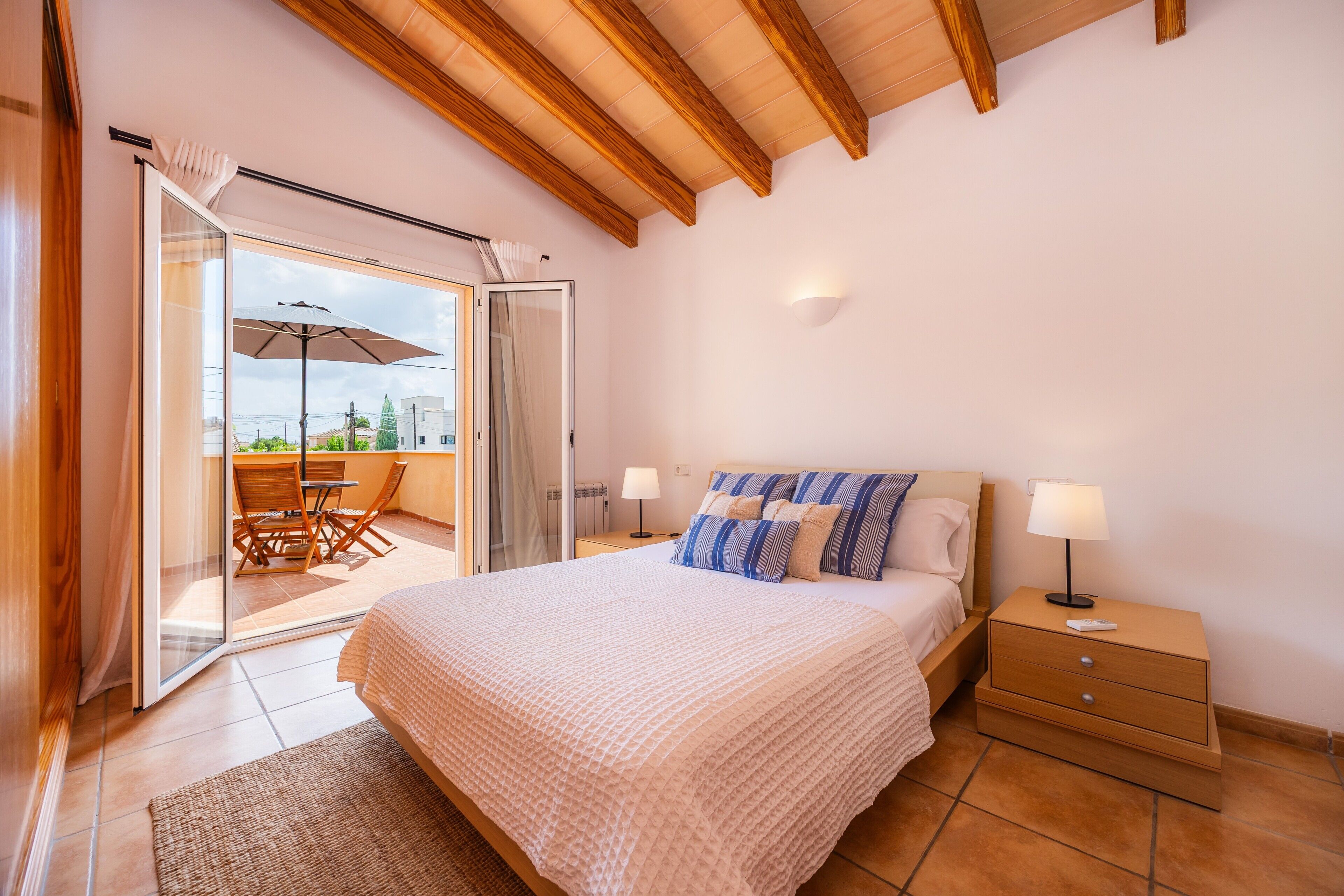 4 chambres, fer et planche à repasser, Wi-Fi, draps fournis