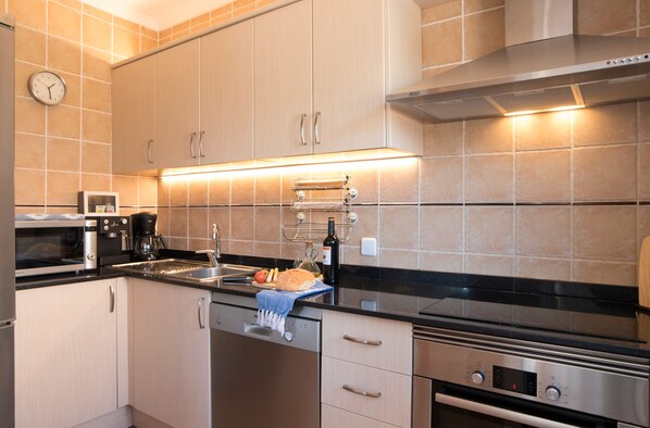 Kühlschrank, Mikrowelle, Ofen, Herdplatte