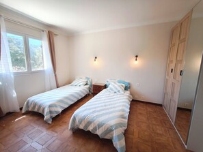 4 chambres, fer et planche à repasser, Wi-Fi, draps fournis