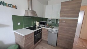 Een koelkast, een microgolfoven, een oven, een vaatwasser