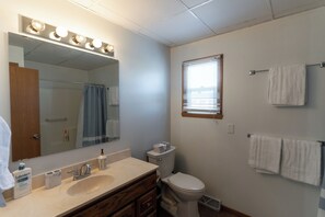 Haartrockner, Handtücher, Seife, Shampoo