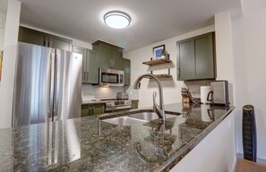 Kjøleskap, mikrobølgeovn, ovn og kokeplater