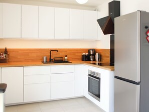 Fridge, oven, dishwasher, coffee/tea maker