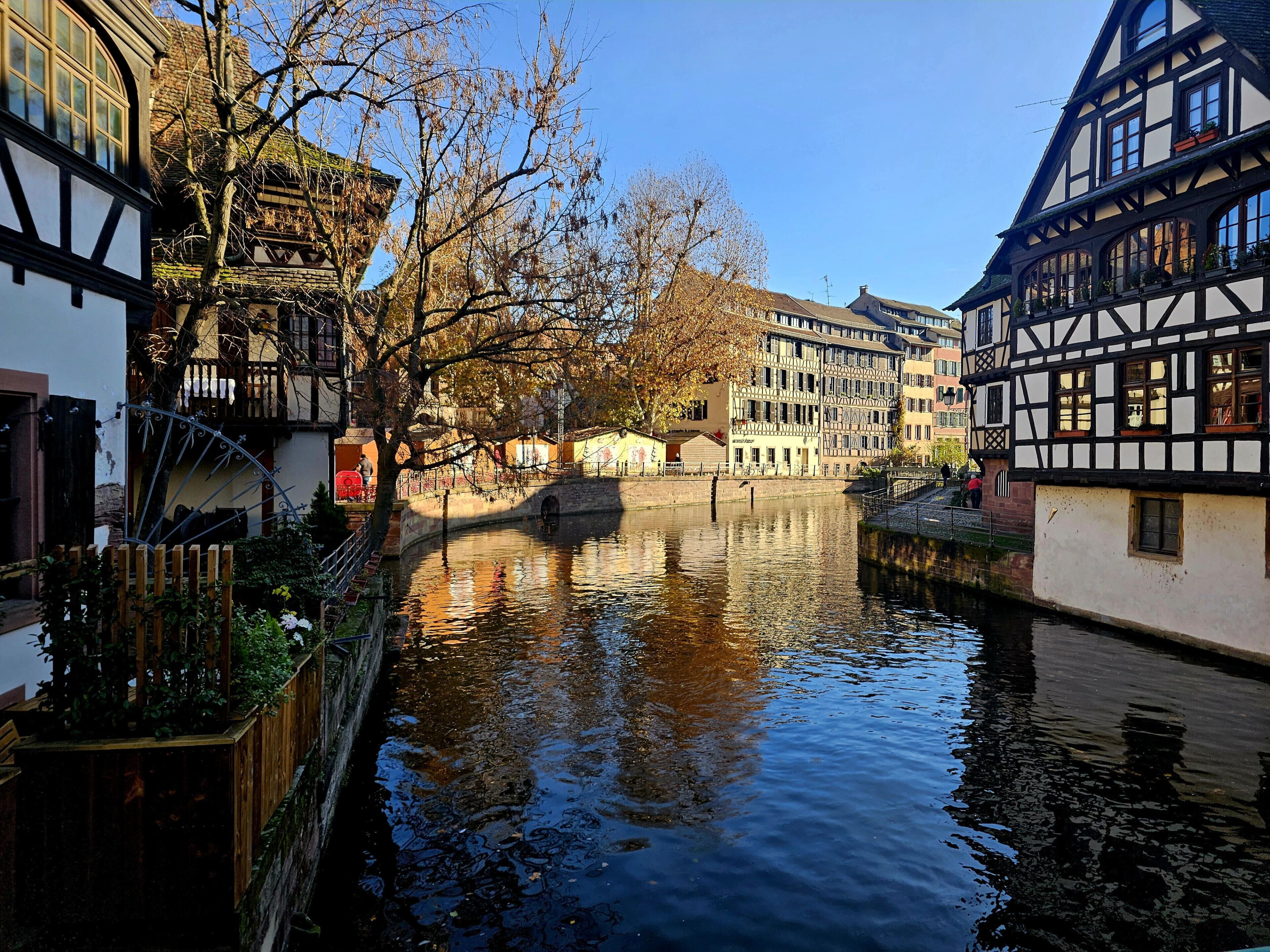 Un canal bordé de part et d’autre de bâtiments traditionnels à colombages.