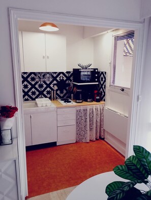 Fridge, microwave, oven, coffee/tea maker