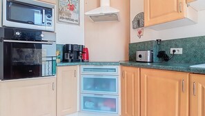 Kühlschrank, Mikrowelle, Ofen, Geschirrspüler