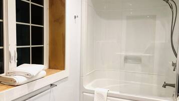 Chambre Triple Confort, patio, vue jardin | Salle de bain