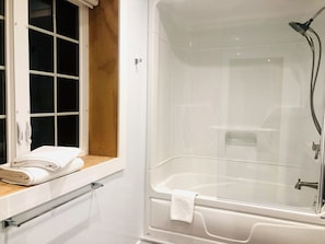 Chambre Triple Confort, patio, vue jardin | Salle de bain