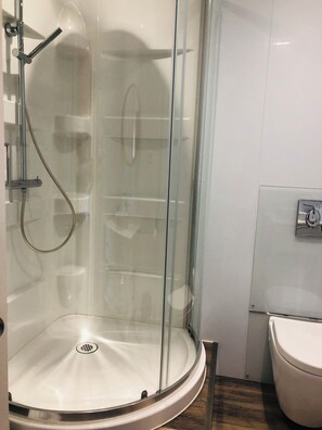 Habitación cuádruple, patio, vista al jardín | Baño