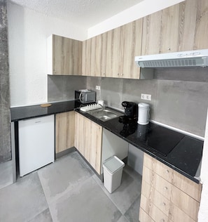 Geladeira, micro-ondas, cooktop, talheres/pratos/utensílios de cozinha