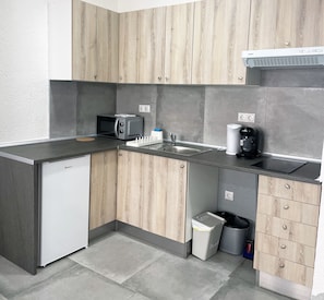 Frigorífico, microondas, placa de cocina y utensilios de cocina