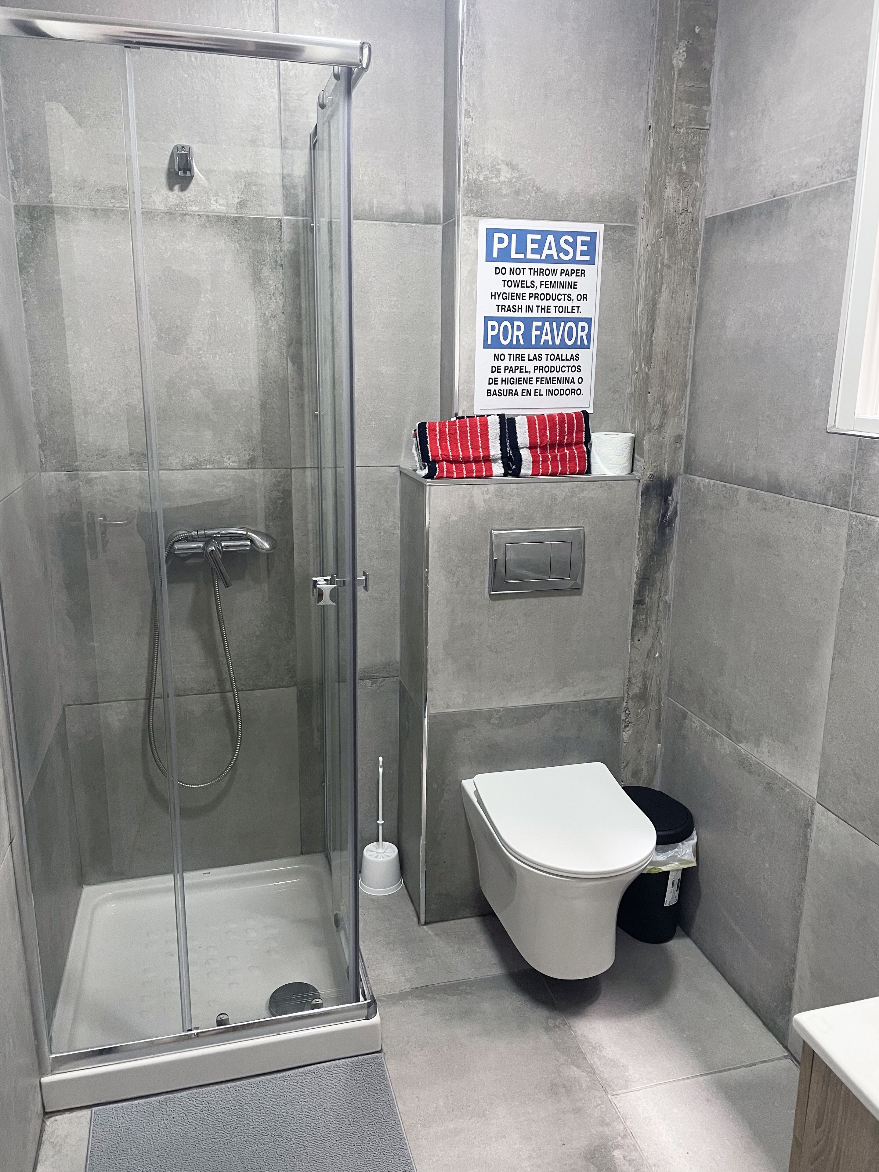 Een douche, een haardroger, handdoeken, toiletpapier