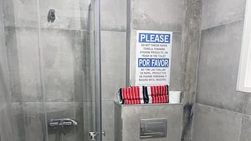 Een douche, een haardroger, handdoeken, toiletpapier