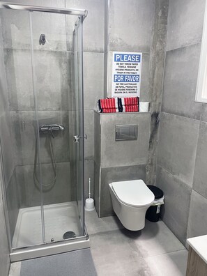 Shower, hair dryer, towels, toilet paper - Hospedaje Cartagena (Las Palmas de Gran Canaria)