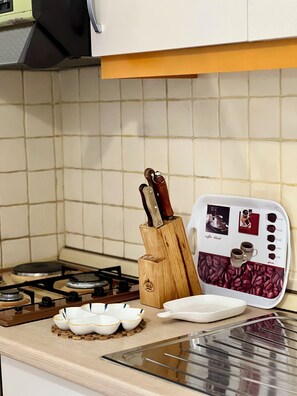 Microwave, oven, stovetop, cookware/dishes/utensils - 2-bedroom apartment in Durrës with AC/Parking (Durrës)