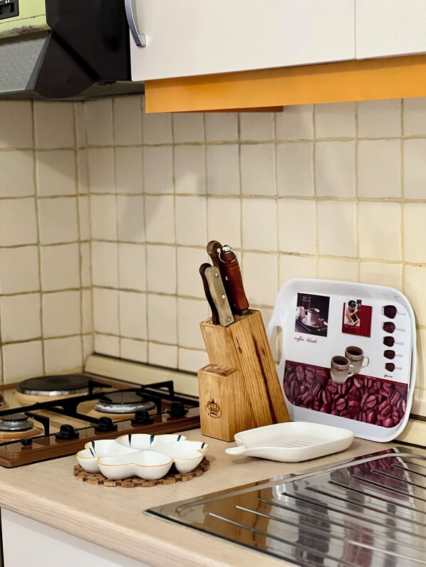 Microondas, horno, placa de cocina, utensilios de cocina