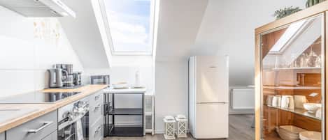 Refrigerador, horno, parrilla de estufa y cafetera y tetera