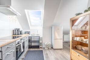 Frigorífic, forn, placa de cuina i cafetera i tetera 