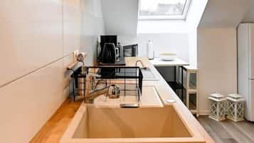 Geladeira, fogão, cooktop, cafeteira/chaleira
