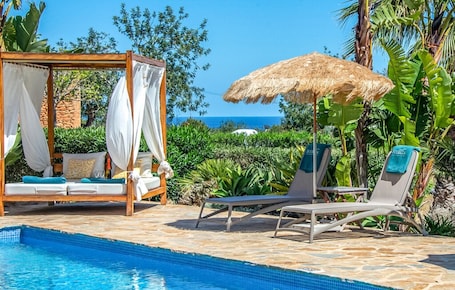 Pool. Holiday Home 'Can Andreuet' with Private Pool, Wi-Fi and Air Conditioning in Ibiza