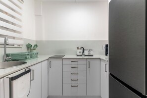 Réfrigérateur, four à micro-ondes, surface de cuisson