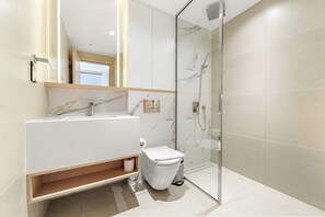 Shower, hair dryer, towels, shampoo - Modern 1BR in JVC with Pool Gym and Parking (Dubai)