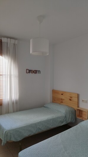 3 habitaciones, tabla de planchar con plancha, wifi y ropa de cama