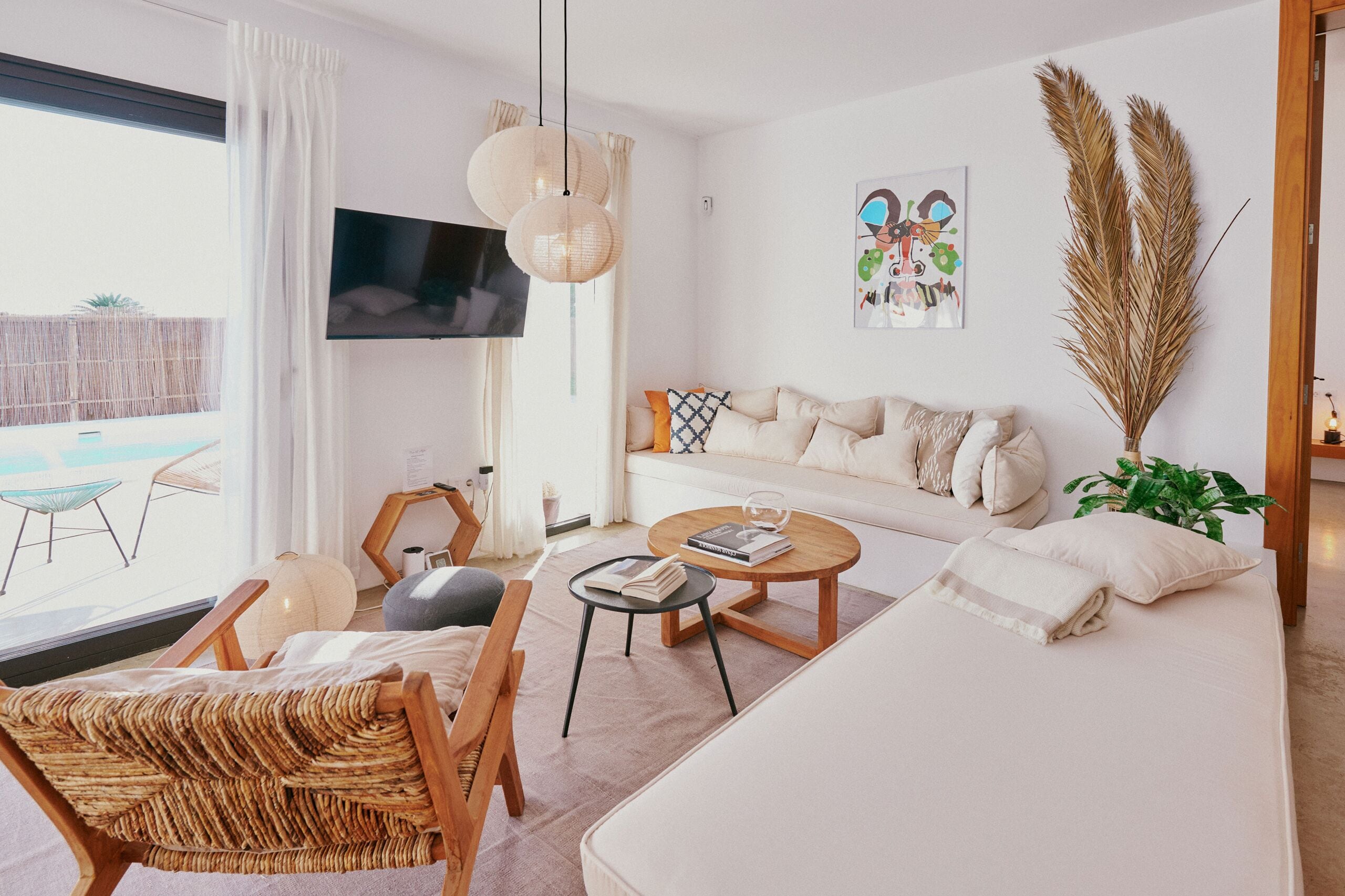 Een smart-tv, boeken en een stereo